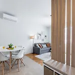 51 Street Apartman *