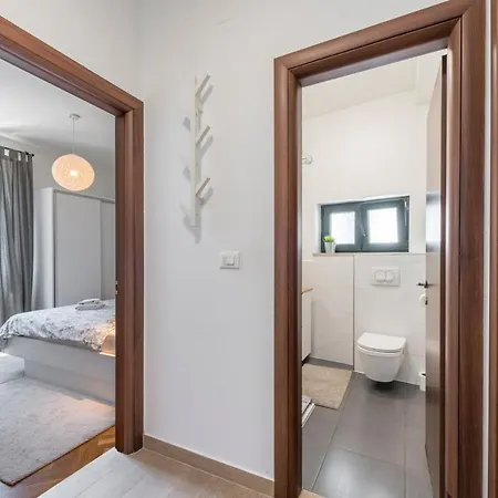 51 Street Apartman *