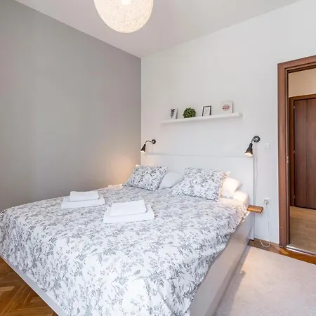 51 Street Apartman *