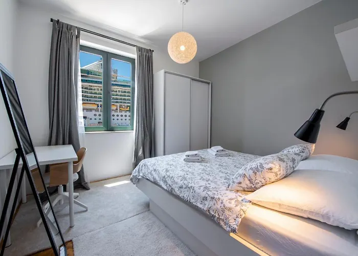 Apartment 51 Street *
